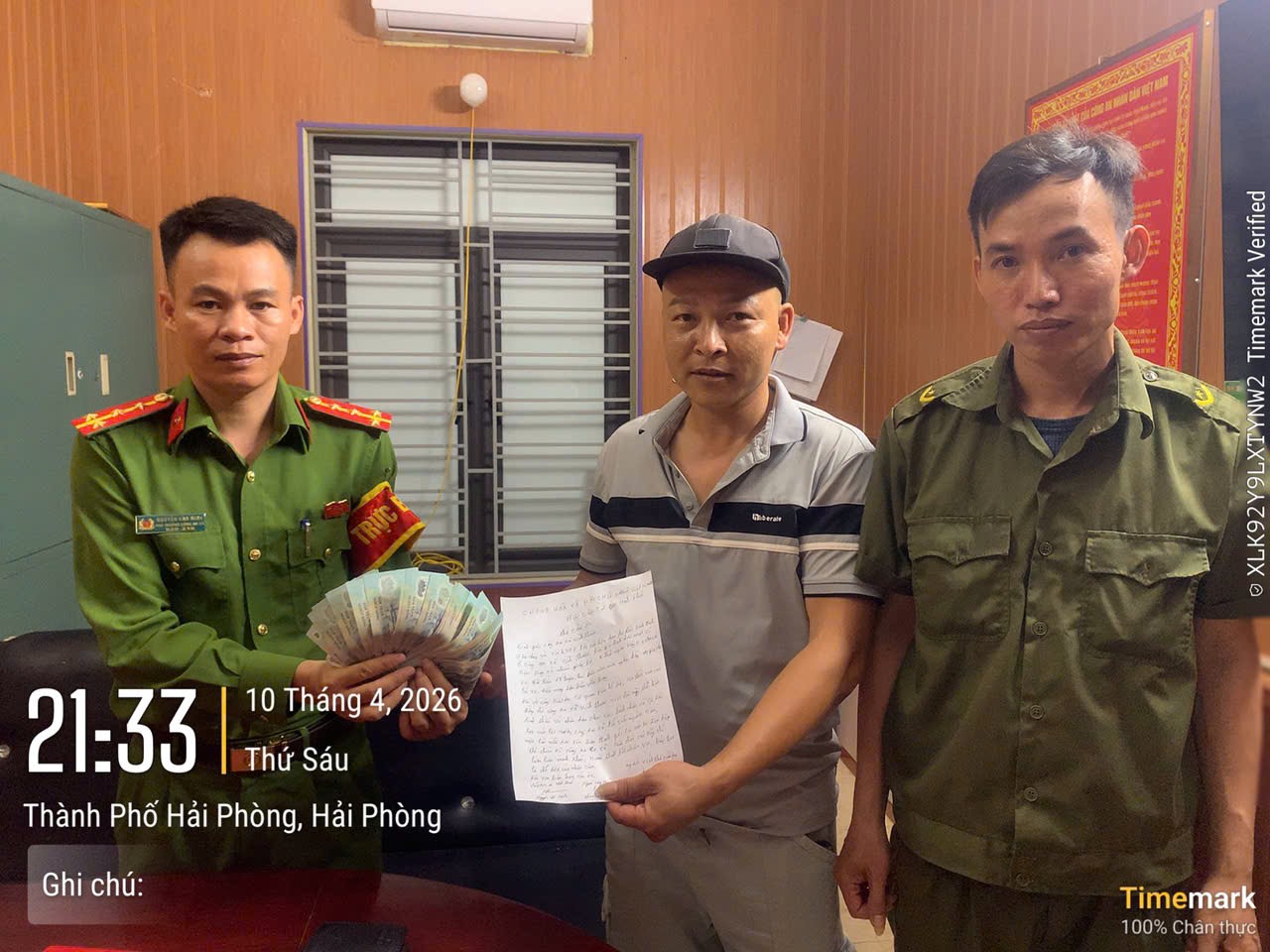 Công an xã Vĩnh Thuận trao trả tài sản bị đánh rơi cho nhân dân 